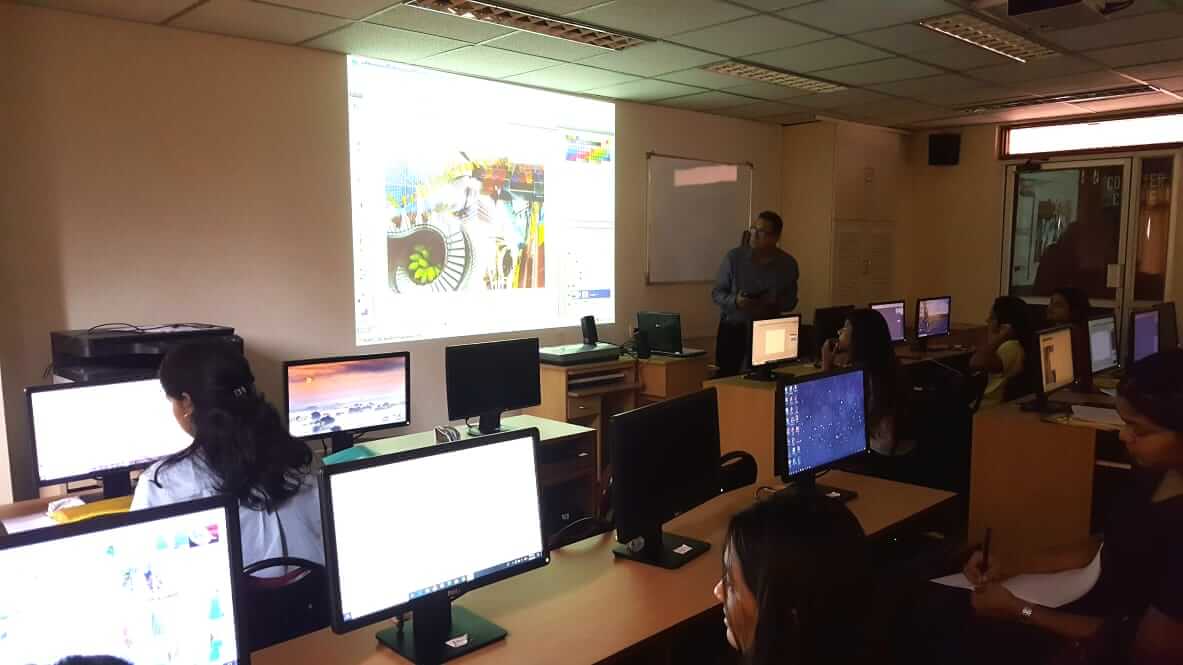 computer laboratory image